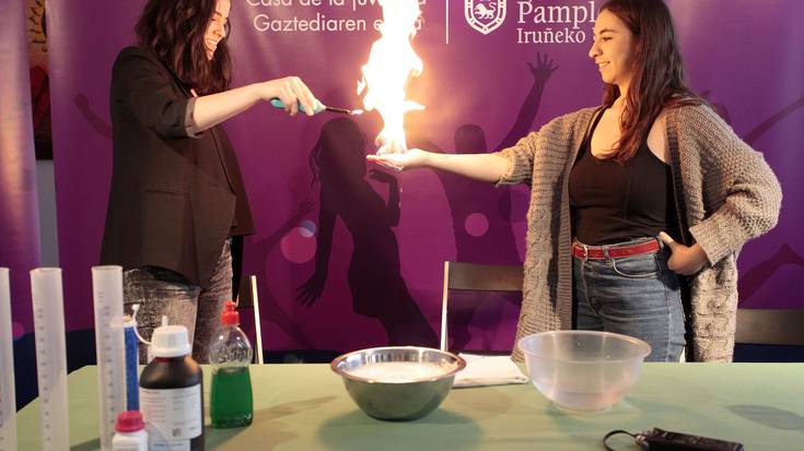 Gaztediaren Etxeak kimika "dibertigarri" egin nahi du