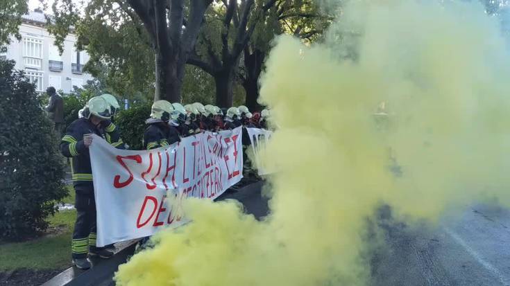 Protesta zaratatsu eta koloretsua egin dute suhiltzaileek, "zerbitzuaren deuseztatzea" salatzeko