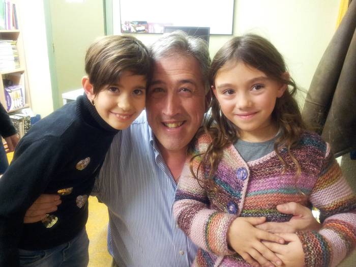 Haurrak Joseba Asiron alkateari galdezka Euskalerria Irratian