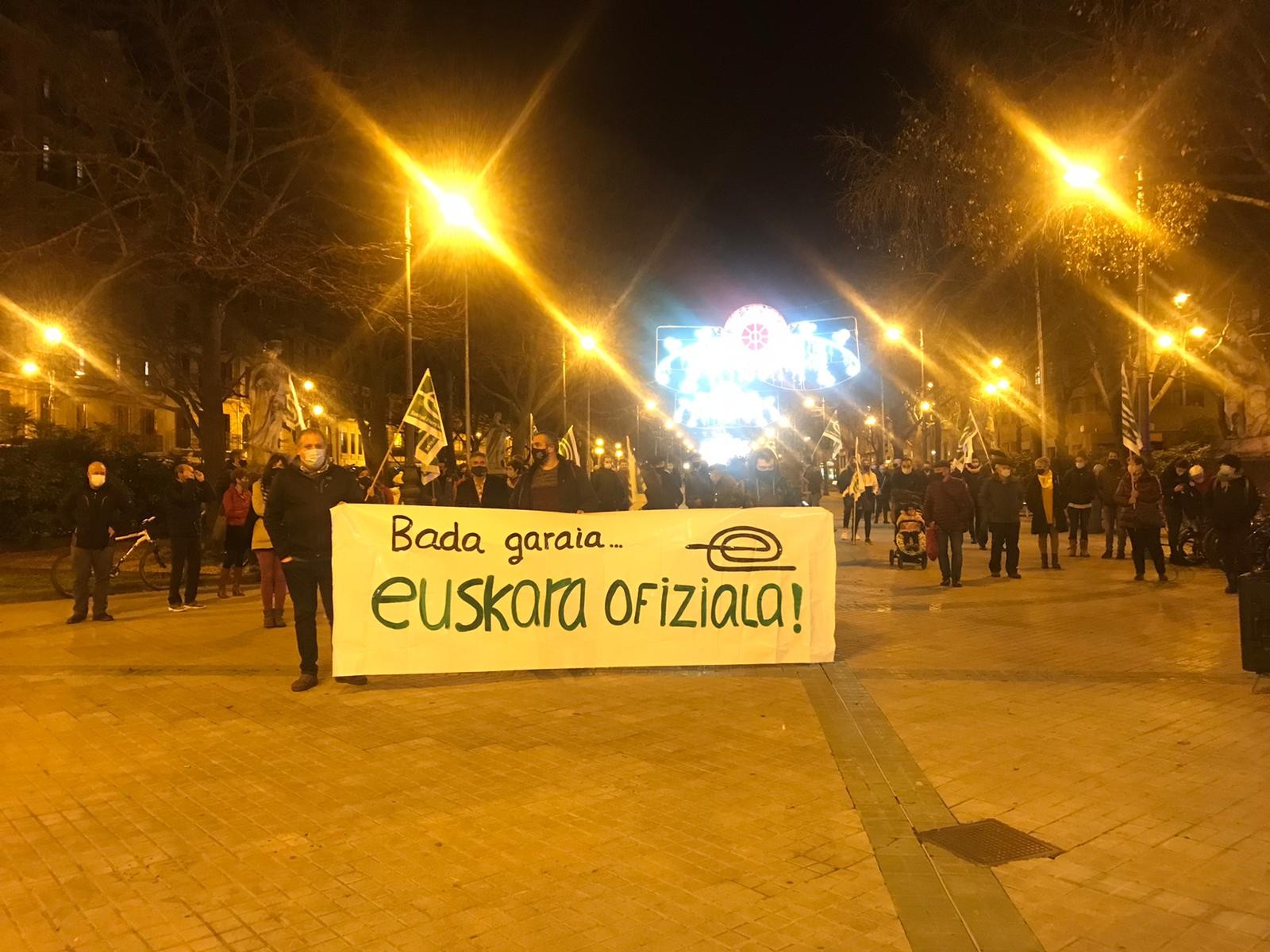 Euskararen ofizaltasunaren alde protesta egin dute ehunka lagunek Iruñean
