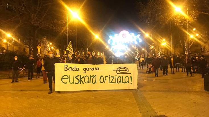 Euskararen ofizaltasunaren alde protesta egin dute ehunka lagunek Iruñean