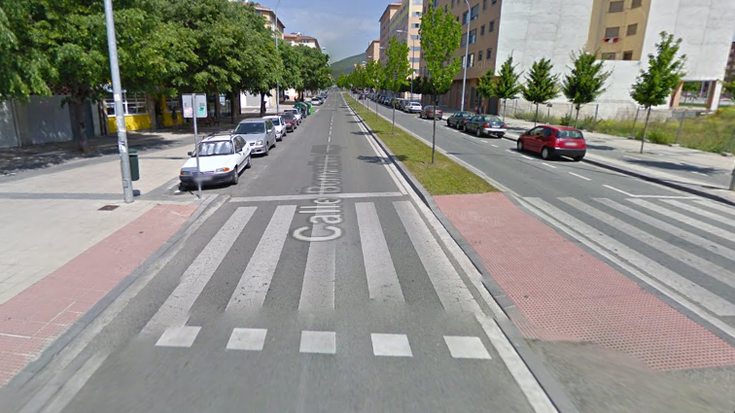 Txirrindulari adingabe bat zaurituta, Arrotxapean auto batek harrapatuta