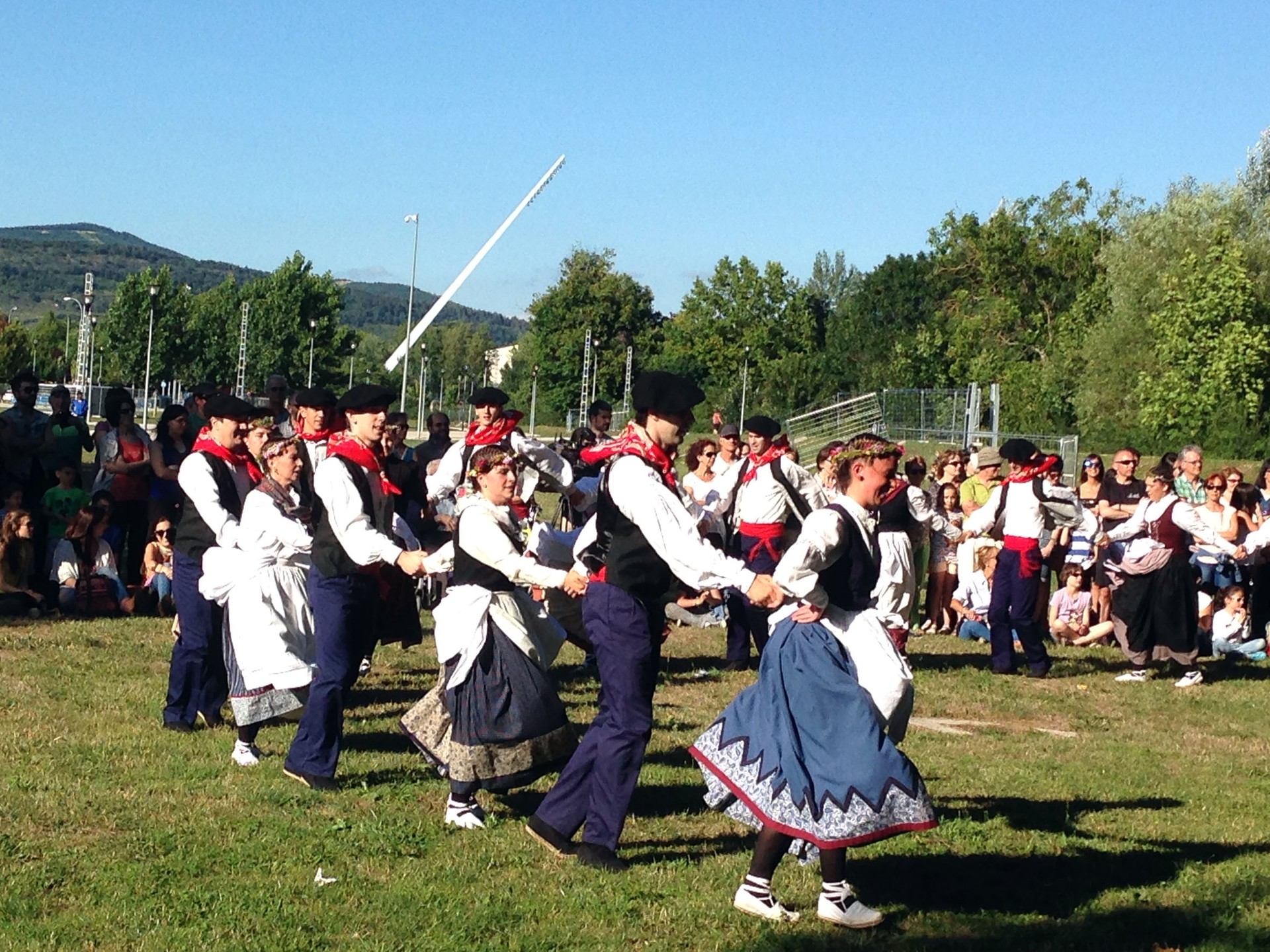 Osasunari, musikari eta euskal folkloreari buruzko ikastaroak antolatu ditu AZ Ekimenak