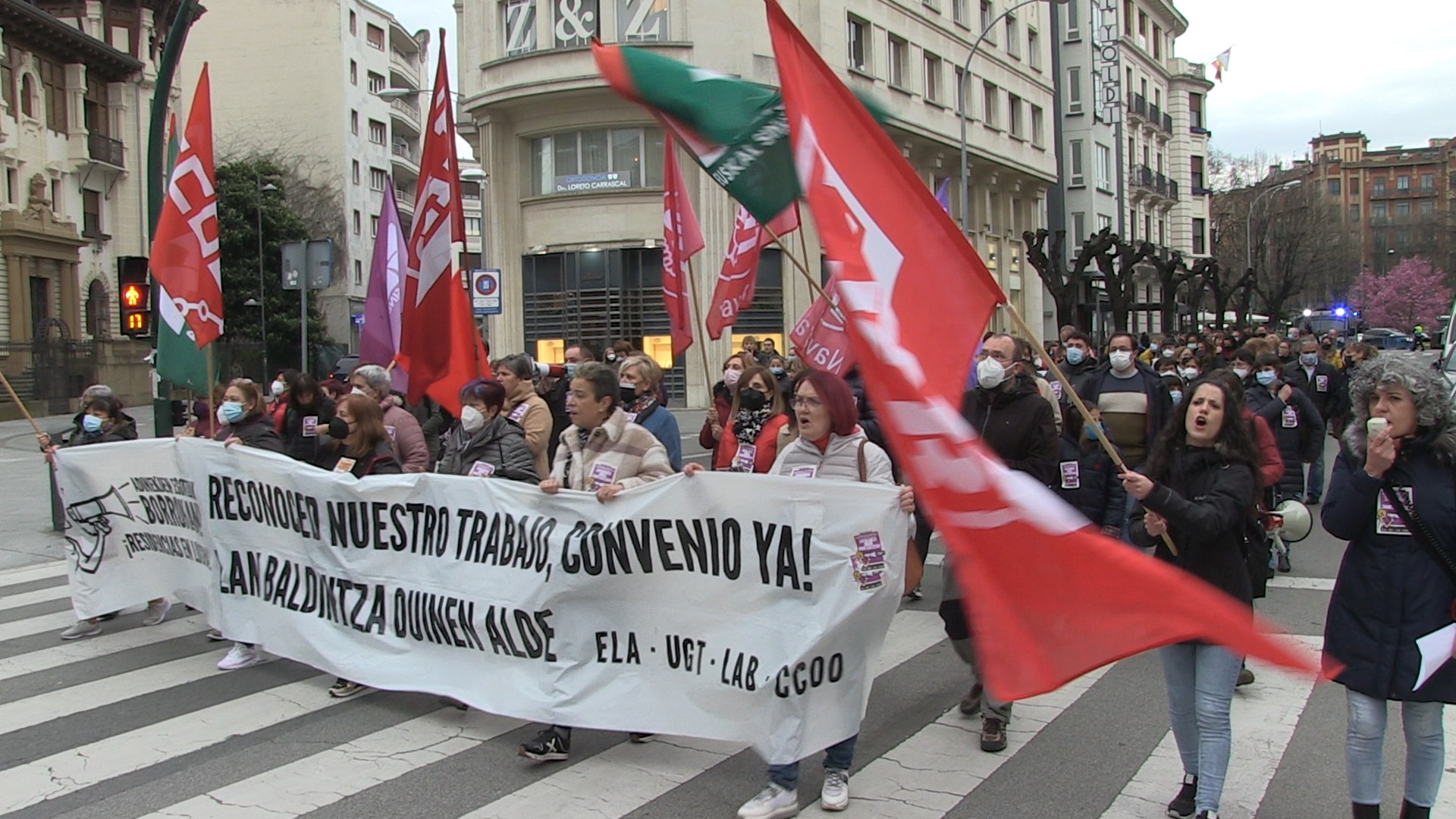 Egoitzetako langileen protesta, patronalaren aitzinean