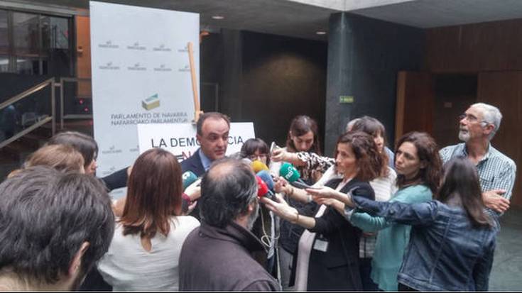 'Demokrazia ez da borrokatzen, bultzatu egiten da' afixa zintzilikatu du Javier Esparzak parlamentuan