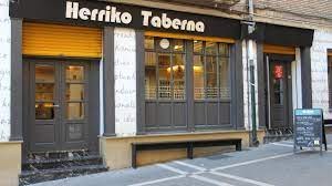 Emakume batek erasoa jasan du herriko tabernan