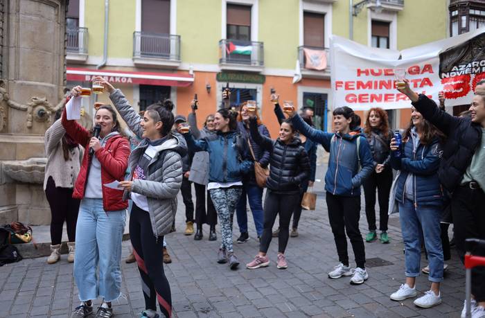 Topa egin dute zaintza lanetan aritzen diren guztien omenez