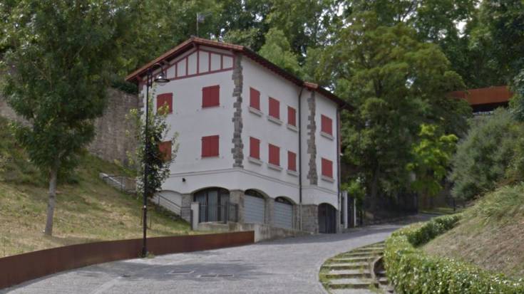 Pertsona errefuxiatuak hartatzeko akordioa zabaldu dute Iruñeko Udalak eta CEAR erakundeak