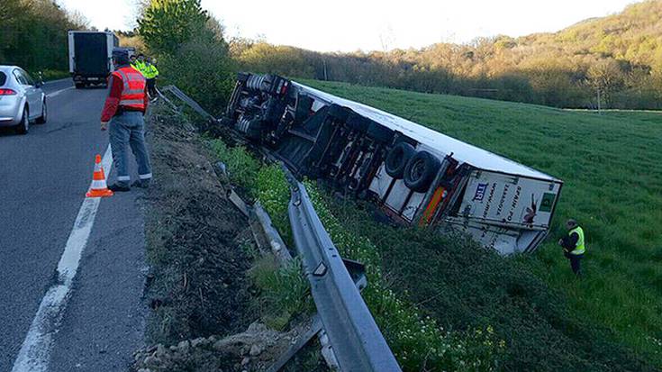 Kamioilari bat hil da Lantz inguruan kamioia irauli ostean