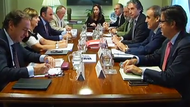 Bi aukera mahai gainean AHTrako: Euskal Yrekin lotura Ezkiotik edo Gasteiztik