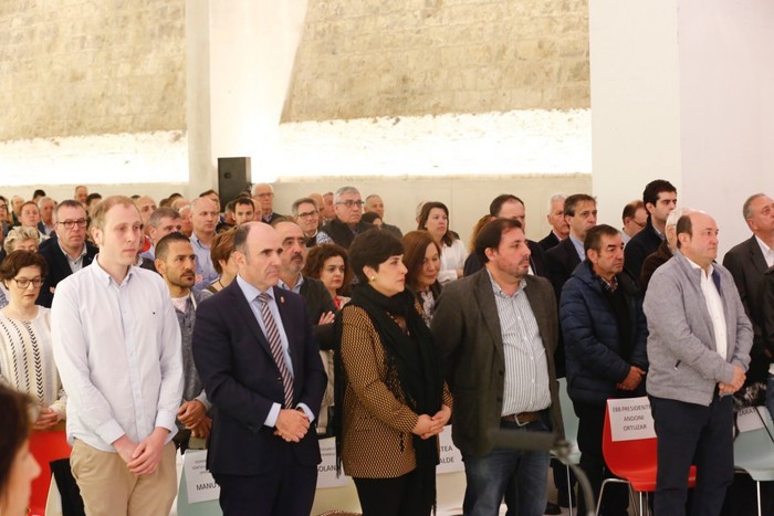 EAJk 25 urte edo gehiagoko alderdikideak omendu ditu