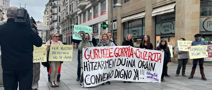 450 egun hitzarmenik gabe daramatzatela salatu dute Gurutze Gorriko langileek