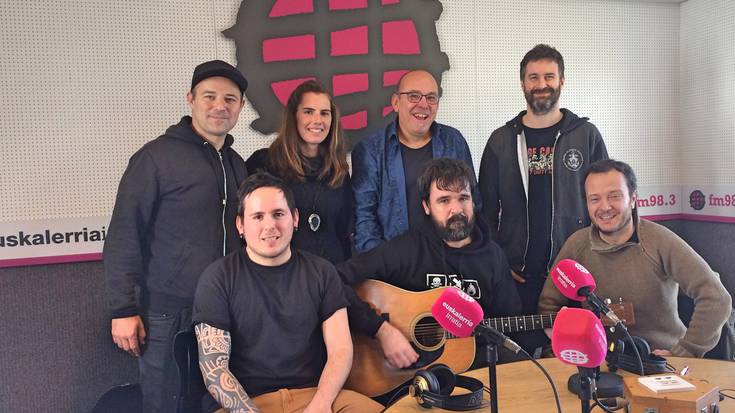 Gorka Urbizuk 'Katedral bat' kantua akustikoan jo du Euskalerria Irratian