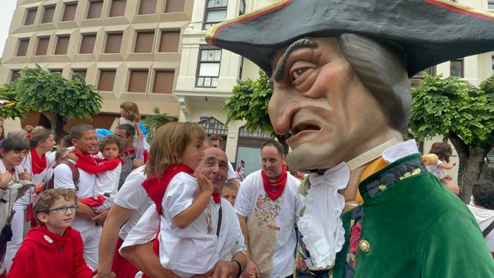 Alde Zaharreko kaleak hartuko ditu gaur konpartsak