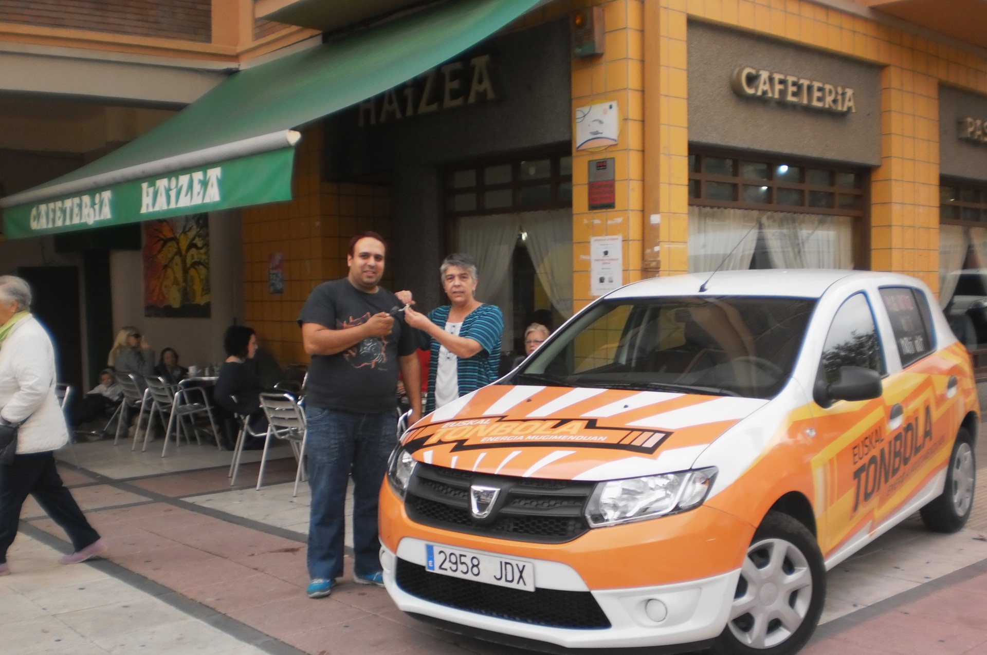Euskal Tonbolaren Dacia Sandero auto bat Arrotxapean egokitu da