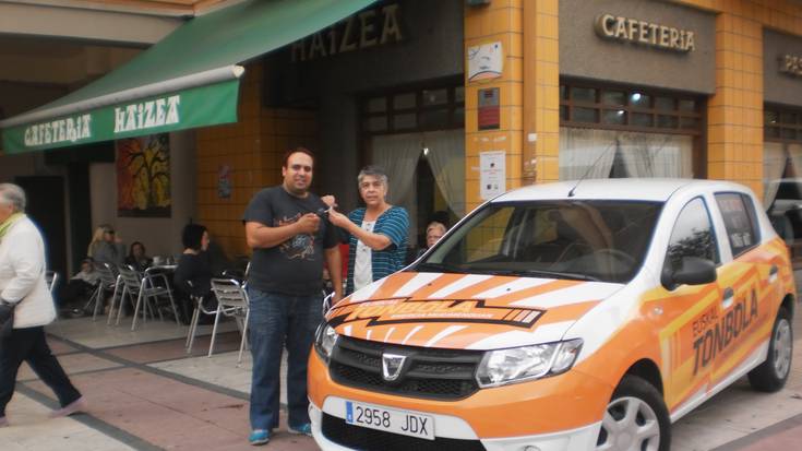 Euskal Tonbolaren Dacia Sandero auto bat Arrotxapean egokitu da