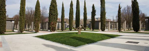 Iruñeko kanposantuko cruising gunean mehatxuak jaso dituela salatu du homosexual talde batek