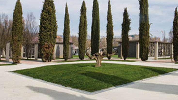 Iruñeko kanposantuko cruising gunean mehatxuak jaso dituela salatu du homosexual talde batek