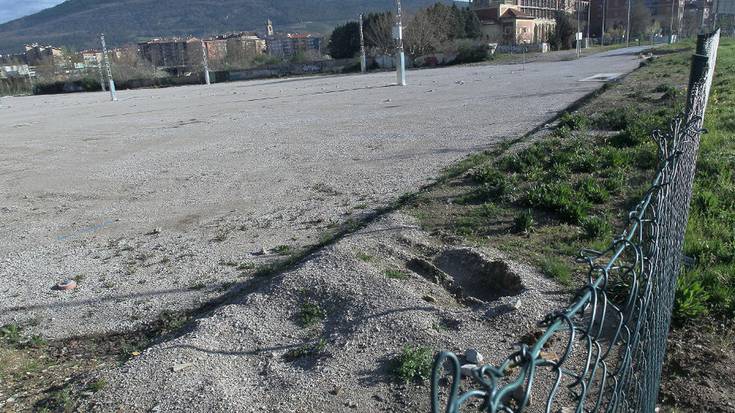 Autoak aparkatzeko gunea egokituko dute Kostalapea plazatik gertu