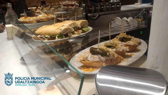 Estalkirik gabe ziren hainbat pintxo atxiki ditu Udaltzaingoak Iruñeko taberna batetik