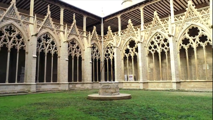 Iruñeko katedralaren klaustro gotikoa zaharberritzeko lanak bukatu dituzte