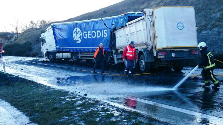 Bi kamioien arteko talkan larri zauritutako pertsona bat izan da