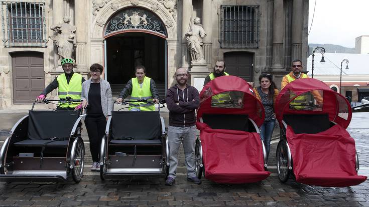Adinekoendako eta mugikortasun urriko pertsonendako triziklo paseoak antolatu ditu Iruñeak