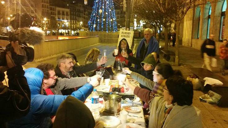 Pobrezia energetikoa salatzeko argirik gabe afaldu dute diputazio parean