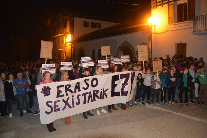 Ehunka lagunek asteburuan Lizason jazotako eraso sexista gaitzetsi dute