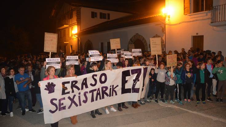 Ehunka lagunek asteburuan Lizason jazotako eraso sexista gaitzetsi dute