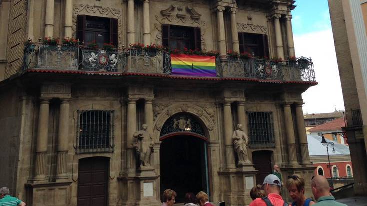 Orlandoko eraso homofoboa salatzeko LGTBI bandera jarri du Iruñeko Udalak udaletxean