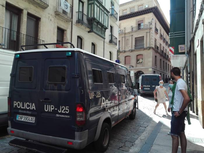 Poliziaren jarduna sare sozialetara igotzea debekatuta dagoela ebatzi du Iruñeko epaile batek