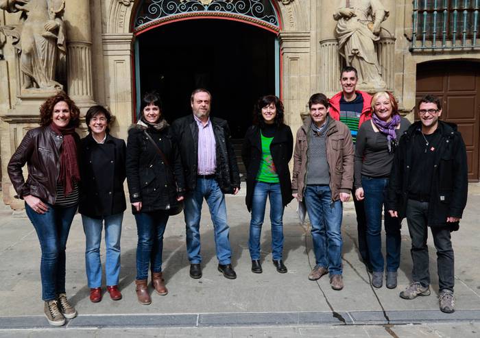 Euskarazko haur eskolen aldeko jende-katearekin bat egin du Iruñeko Udalbatzako gehiengoak