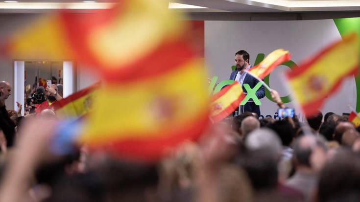 Argazkilariek "presioak" jasan zituzten Vox alderdi ultraeskuindarrak Iruñean egindako ekitaldian