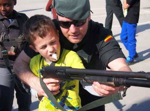 Ekimen militarrik ikastetxeetan ez sustatzeko eskatu du Parlamentuak