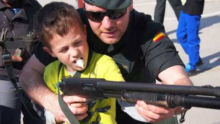 Ekimen militarrik ikastetxeetan ez sustatzeko eskatu du Parlamentuak