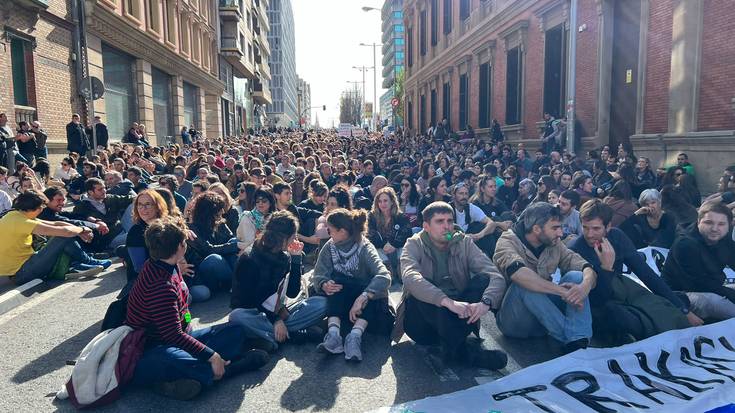 Parlamentu aurrera eraman dute protesta irakasleek