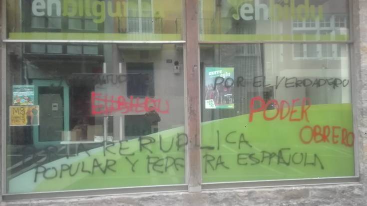 Pintadak egin dituzte hainbat alderdi politikoren egoitzetan