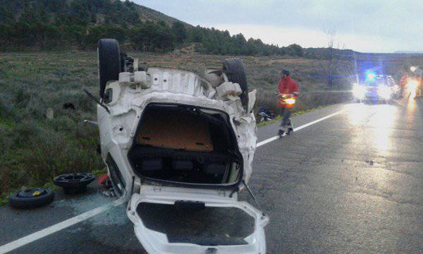 Moto gidari bat hil da Tuteran auto batekin talka eginda
