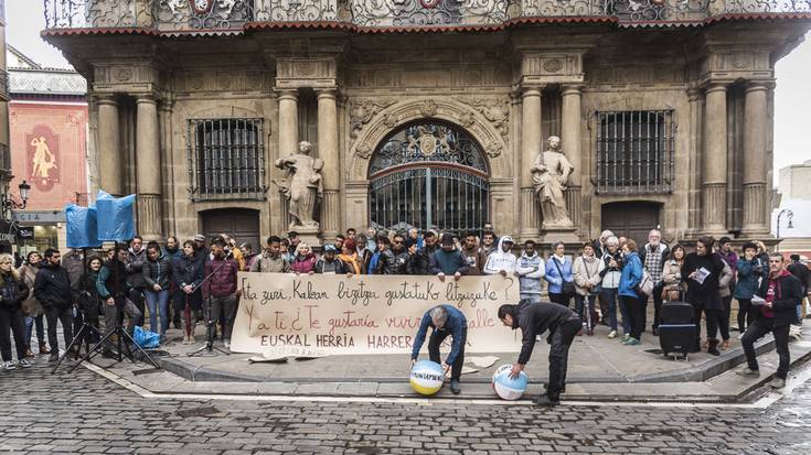 Etxerik gabeko pertsona bat hil da Iruñean