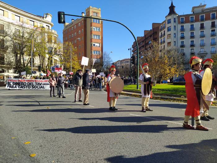 AHTren obrak bertan behera uzteko exijitu dute, erromatarrez jantzita