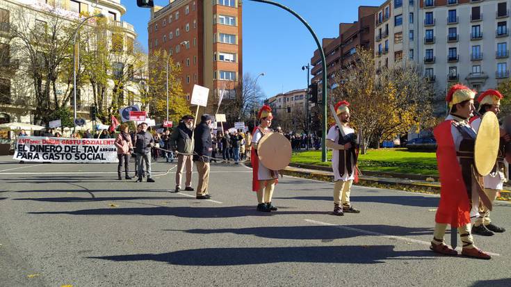 AHTren obrak bertan behera uzteko exijitu dute, erromatarrez jantzita