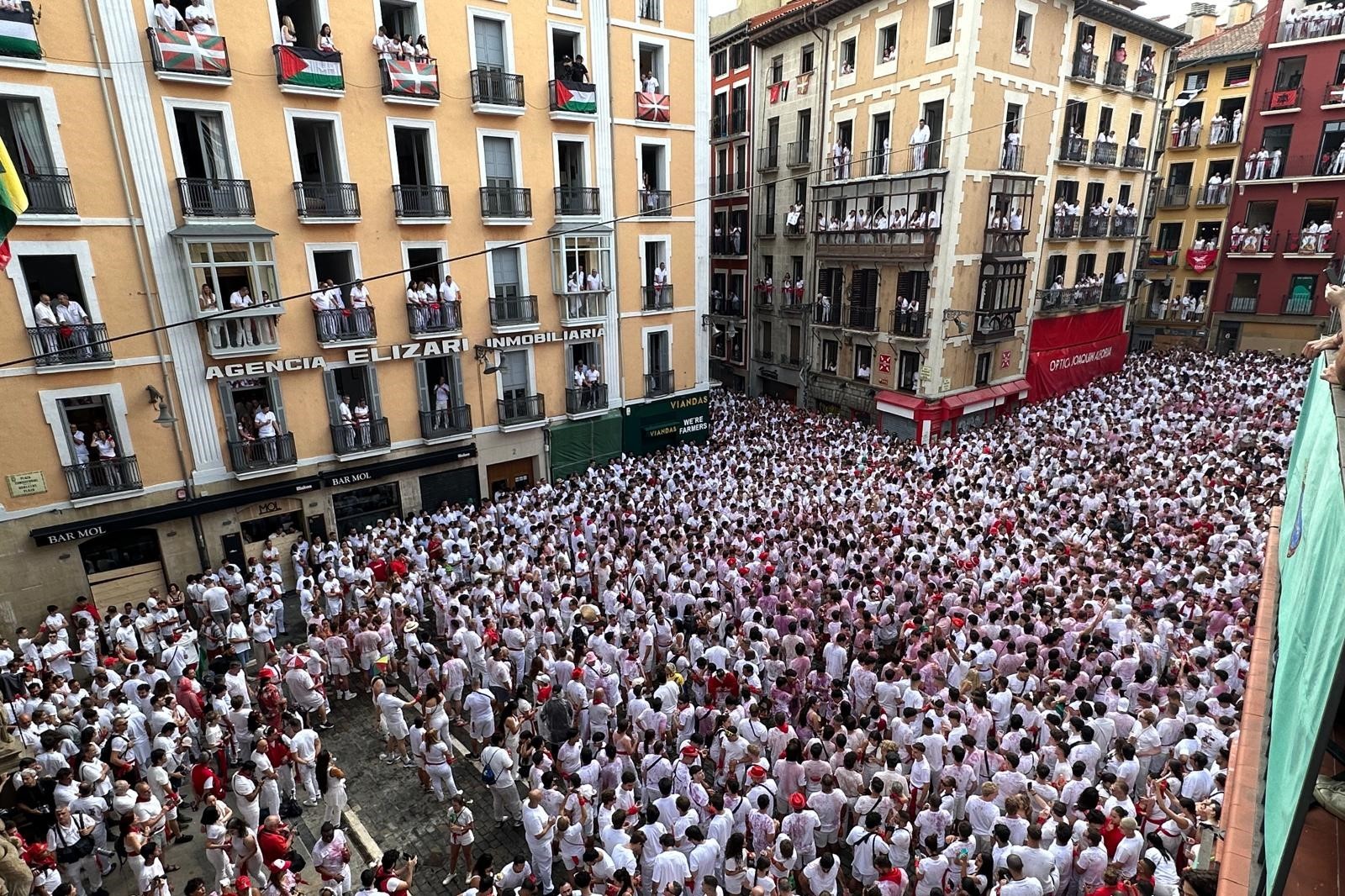 Iruñean dena prest eguerdiko 12:00etan 2025eko sanferminei hasiera emateko