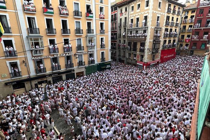 Iruñean dena prest eguerdiko 12:00etan 2025eko sanferminei hasiera emateko