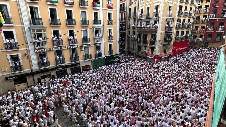 Iruñean dena prest eguerdiko 12:00etan 2025eko sanferminei hasiera emateko