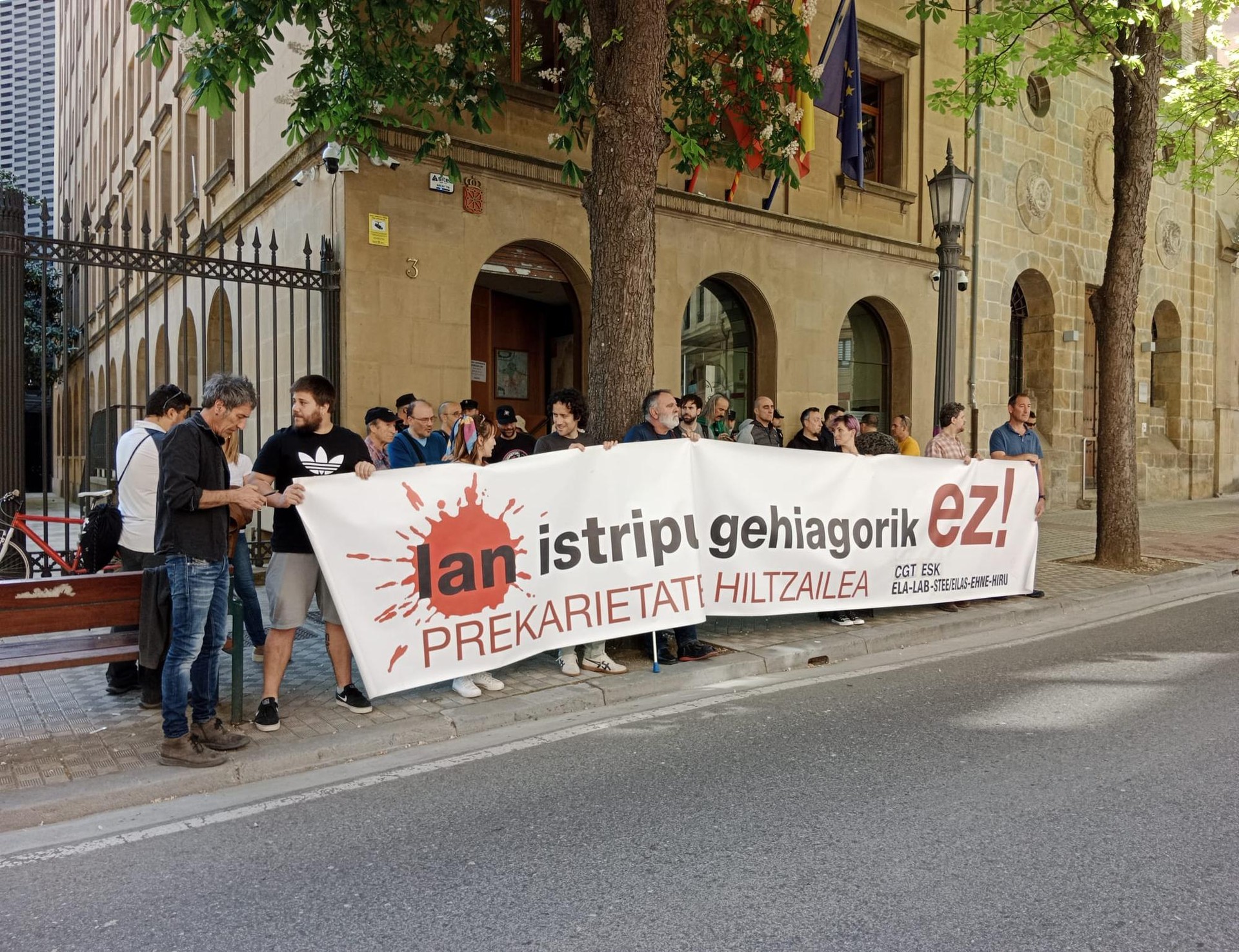 Lan istripuen aurrean LABekin zuen elkarlana eten du ELAk