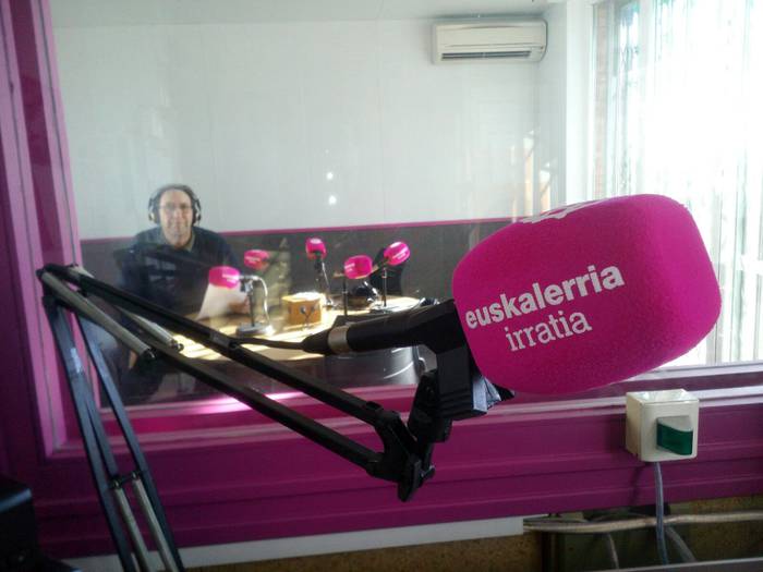 Mikrofono babesle berriak ditugu