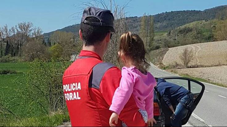 Emakume bat jazarri eta jo dute Ezkabarten