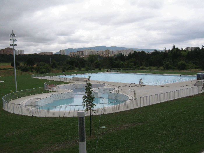 Bihar irekiko dituzte Sanduzelaiko igerilekuak