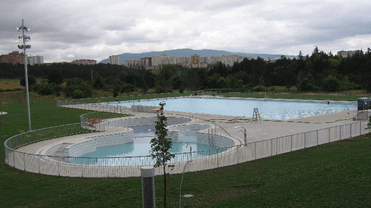 Bihar irekiko dituzte Sanduzelaiko igerilekuak